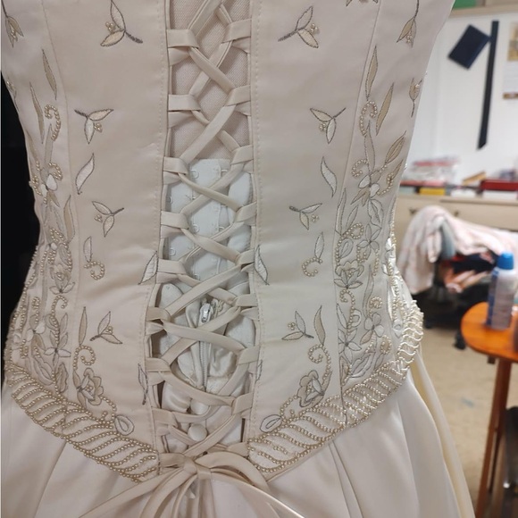 Wedding Dress - Picture 7 of 9